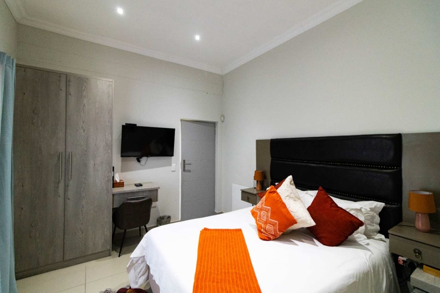 7 Bedroom Property for Sale in Sandbaai Western Cape